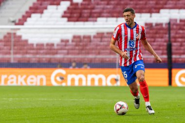 Madrid, İspanya - 20 Ekim 2024: Atletico de Madrid ve Legans f.c. Atletico oyuncuları. Legans oyuncuları. Atletico hayranları. Oyuncular bir gol kutluyor.