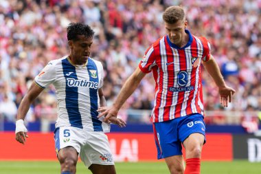 Madrid, İspanya - 20 Ekim 2024: Atletico de Madrid ve Legans f.c. Atletico oyuncuları. Legans oyuncuları. Atletico hayranları. Oyuncular bir gol kutluyor.