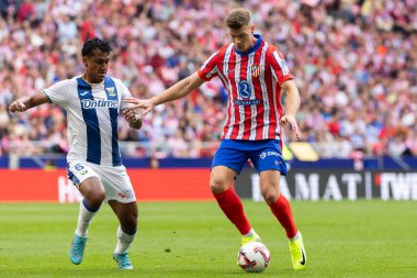 Madrid, İspanya - 20 Ekim 2024: Atletico de Madrid ve Legans f.c. Atletico oyuncuları. Legans oyuncuları. Atletico hayranları. Oyuncular bir gol kutluyor.