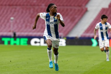 Madrid, İspanya - 20 Ekim 2024: Atletico de Madrid ve Legans f.c. Atletico oyuncuları. Legans oyuncuları. Atletico hayranları. Oyuncular bir gol kutluyor.