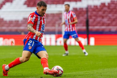 Madrid, İspanya - 20 Ekim 2024: Atletico de Madrid ve Legans f.c. Atletico oyuncuları. Legans oyuncuları. Atletico hayranları. Oyuncular bir gol kutluyor.