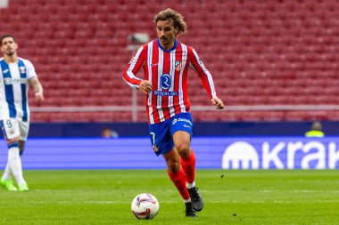 Madrid, İspanya - 20 Ekim 2024: Atletico de Madrid ve Legans f.c. Atletico oyuncuları. Legans oyuncuları. Atletico hayranları. Oyuncular bir gol kutluyor.