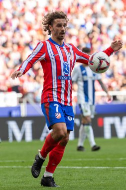 Madrid, İspanya - 20 Ekim 2024: Atletico de Madrid ve Legans f.c. Atletico oyuncuları. Legans oyuncuları. Atletico hayranları. Oyuncular bir gol kutluyor.