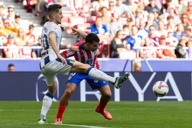 Madrid, İspanya - 20 Ekim 2024: Atletico de Madrid ve Legans f.c. Atletico oyuncuları. Legans oyuncuları. Atletico hayranları. Oyuncular bir gol kutluyor.