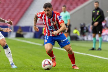 Madrid, İspanya - 20 Ekim 2024: Atletico de Madrid ve Legans f.c. Atletico oyuncuları. Legans oyuncuları. Atletico hayranları. Oyuncular bir gol kutluyor.