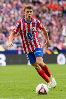 Madrid, İspanya - 20 Ekim 2024: Atletico de Madrid ve Legans f.c. Atletico oyuncuları. Legans oyuncuları. Atletico hayranları. Oyuncular bir gol kutluyor.