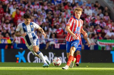 Madrid, İspanya - 20 Ekim 2024: Atletico de Madrid ve Legans f.c. Atletico oyuncuları. Legans oyuncuları. Atletico hayranları. Oyuncular bir gol kutluyor.