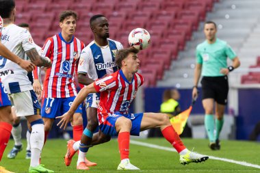 Madrid, İspanya - 20 Ekim 2024: Atletico de Madrid ve Legans f.c. Atletico oyuncuları. Legans oyuncuları. Atletico hayranları. Oyuncular bir gol kutluyor.