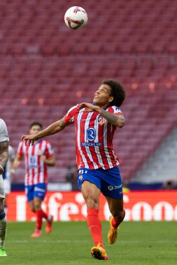Madrid, İspanya - 20 Ekim 2024: Atletico de Madrid ve Legans f.c. Atletico oyuncuları. Legans oyuncuları. Atletico hayranları. Oyuncular bir gol kutluyor.