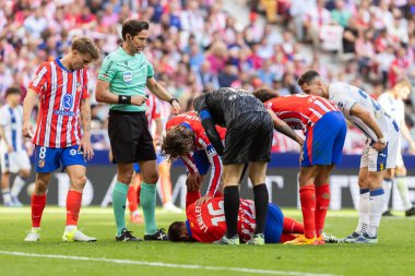 Madrid, İspanya - 20 Ekim 2024: Atletico de Madrid ve Legans f.c. Atletico oyuncuları. Legans oyuncuları. Atletico hayranları. Oyuncular bir gol kutluyor.