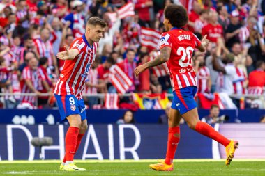 Madrid, İspanya - 20 Ekim 2024: Atletico de Madrid ve Legans f.c. Atletico oyuncuları. Legans oyuncuları. Atletico hayranları. Oyuncular bir gol kutluyor.