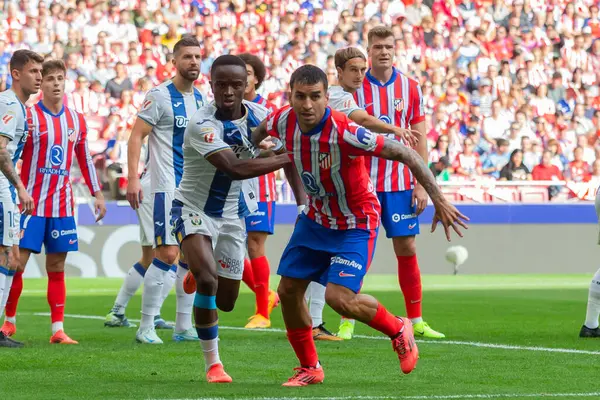 Madrid, İspanya - 20 Ekim 2024: Atletico de Madrid ve Legans f.c. Atletico oyuncuları. Legans oyuncuları. Atletico hayranları. Oyuncular bir gol kutluyor.