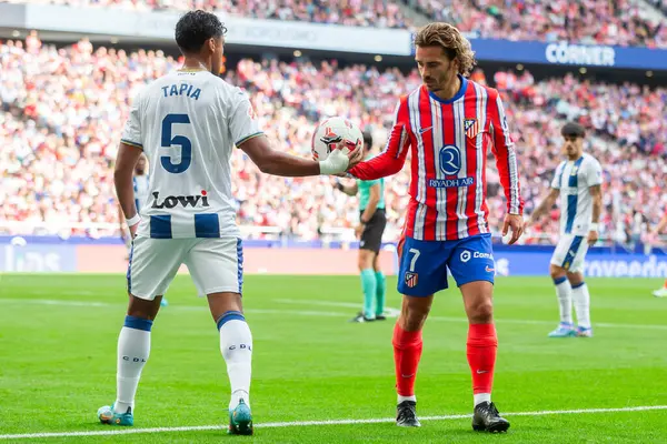 Madrid, İspanya - 20 Ekim 2024: Atletico de Madrid ve Legans f.c. Atletico oyuncuları. Legans oyuncuları. Atletico hayranları. Oyuncular bir gol kutluyor.