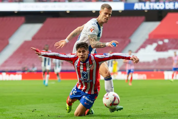 Madrid, İspanya - 20 Ekim 2024: Atletico de Madrid ve Legans f.c. Atletico oyuncuları. Legans oyuncuları. Atletico hayranları. Oyuncular bir gol kutluyor.