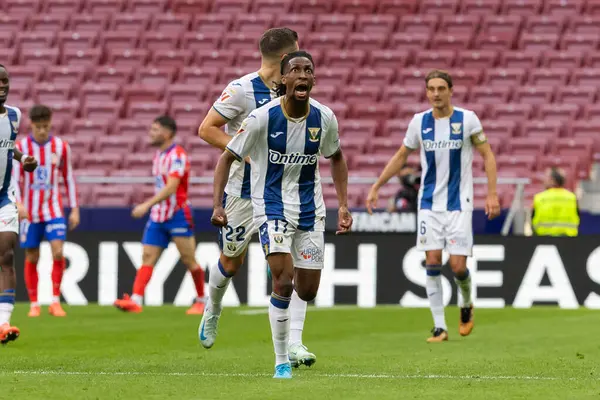 Madrid, İspanya - 20 Ekim 2024: Atletico de Madrid ve Legans f.c. Atletico oyuncuları. Legans oyuncuları. Atletico hayranları. Oyuncular bir gol kutluyor.