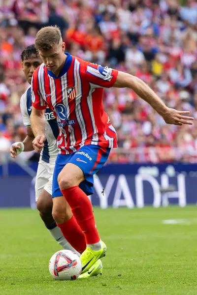 Madrid, İspanya - 20 Ekim 2024: Atletico de Madrid ve Legans f.c. Atletico oyuncuları. Legans oyuncuları. Atletico hayranları. Oyuncular bir gol kutluyor.