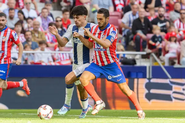 Madrid, İspanya - 20 Ekim 2024: Atletico de Madrid ve Legans f.c. Atletico oyuncuları. Legans oyuncuları. Atletico hayranları. Oyuncular bir gol kutluyor.