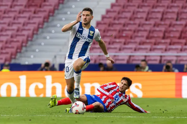 Madrid, İspanya - 20 Ekim 2024: Atletico de Madrid ve Legans f.c. Atletico oyuncuları. Legans oyuncuları. Atletico hayranları. Oyuncular bir gol kutluyor.