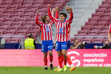 Madrid, İspanya - 20 Ekim 2024: Atletico de Madrid ve Legans f.c. Atletico oyuncuları. Legans oyuncuları. Atletico hayranları. Oyuncular bir gol kutluyor.