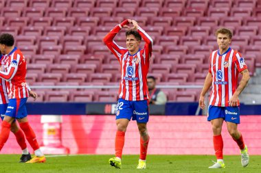 Madrid, İspanya - 20 Ekim 2024: Atletico de Madrid ve Legans f.c. Atletico oyuncuları. Legans oyuncuları. Atletico hayranları. Oyuncular bir gol kutluyor.