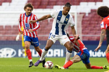 Madrid, İspanya - 20 Ekim 2024: Atletico de Madrid ve Legans f.c. Atletico oyuncuları. Legans oyuncuları. Atletico hayranları. Oyuncular bir gol kutluyor.