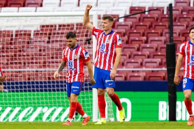 Madrid, İspanya - 20 Ekim 2024: Atletico de Madrid ve Legans f.c. Atletico oyuncuları. Legans oyuncuları. Atletico hayranları. Oyuncular bir gol kutluyor.