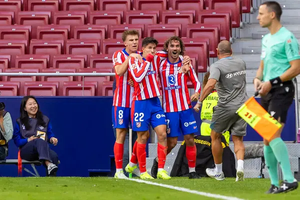 Madrid, İspanya - 20 Ekim 2024: Atletico de Madrid ve Legans f.c. Atletico oyuncuları. Legans oyuncuları. Atletico hayranları. Oyuncular bir gol kutluyor.
