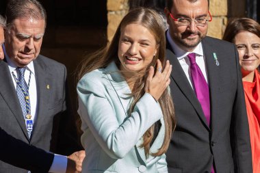 Oviedo, İspanya - 24 Ekim 2024: Asturias Prensesi, Asturias Prensesi Ödül Töreni için Oviedo 'yu ziyaret eder, belediye binasını ziyaret eder ve vatandaşları karşılar..