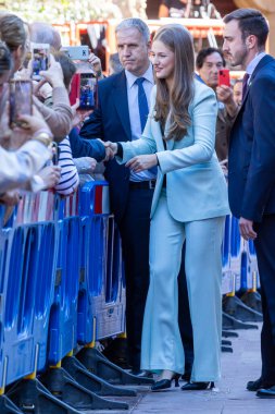 Oviedo, İspanya - 24 Ekim 2024: Asturias Prensesi, Asturias Prensesi Ödül Töreni için Oviedo 'yu ziyaret eder, belediye binasını ziyaret eder ve vatandaşları karşılar..