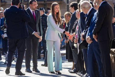 Oviedo, İspanya - 24 Ekim 2024: Asturias Prensesi, Asturias Prensesi Ödül Töreni için Oviedo 'yu ziyaret eder, belediye binasını ziyaret eder ve vatandaşları karşılar..