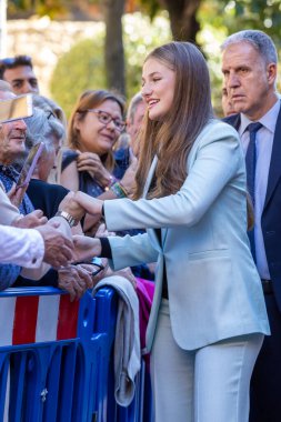Oviedo, İspanya - 24 Ekim 2024: Asturias Prensesi, Asturias Prensesi Ödül Töreni için Oviedo 'yu ziyaret eder, belediye binasını ziyaret eder ve vatandaşları karşılar..