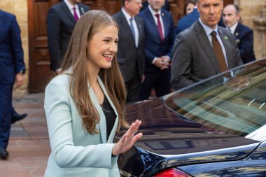 Oviedo, İspanya - 24 Ekim 2024: Asturias Prensesi, Asturias Prensesi Ödül Töreni için Oviedo 'yu ziyaret eder, belediye binasını ziyaret eder ve vatandaşları karşılar..