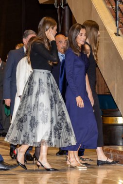 Oviedo, İspanya - 24 Ekim 2024: İspanya Kralı ve Kraliçesi ve kızları Prenses Leonor ve Sofya, Oviedo 'daki Asturias Prensesi Ödülleri' nin galiplerine verilen anma konserine katıldılar..