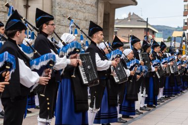 Oviedo, İspanya - 24 Ekim 2024: İspanya Kralı ve Kraliçesi ve kızları Prenses Leonor ve Sofya, Oviedo 'daki Asturias Prensesi Ödülleri' nin galiplerine verilen anma konserine katıldılar..