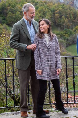 Oviedo, İspanya - 24 Ekim 2024: İspanya Kralı ve Kraliçesi ve kızları 2024 yılında örnek bir kasaba olarak Picos de Europa 'daki Sotres kasabasını ziyaret ettiler. Asturias Prensesi Sotres sokaklarında yürüyor..