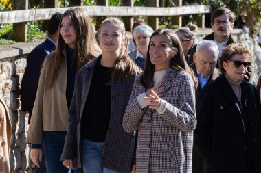 Oviedo, İspanya - 24 Ekim 2024: İspanya Kralı ve Kraliçesi ve kızları 2024 yılında örnek bir kasaba olarak Picos de Europa 'daki Sotres kasabasını ziyaret ettiler. Asturias Prensesi Sotres sokaklarında yürüyor..