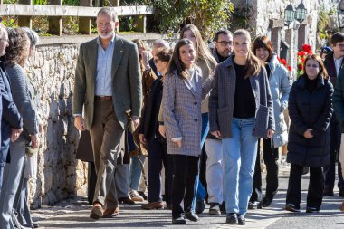 Oviedo, İspanya - 24 Ekim 2024: İspanya Kralı ve Kraliçesi ve kızları 2024 yılında örnek bir kasaba olarak Picos de Europa 'daki Sotres kasabasını ziyaret ettiler. Asturias Prensesi Sotres sokaklarında yürüyor..