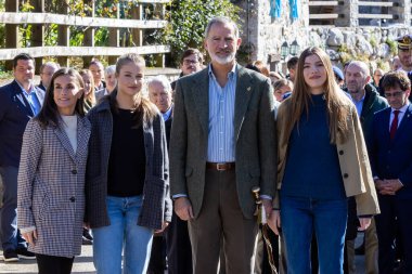 Oviedo, İspanya - 24 Ekim 2024: İspanya Kralı ve Kraliçesi ve kızları 2024 yılında örnek bir kasaba olarak Picos de Europa 'daki Sotres kasabasını ziyaret ettiler. Asturias Prensesi Sotres sokaklarında yürüyor..