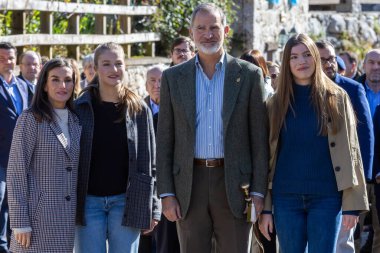 Oviedo, İspanya - 24 Ekim 2024: İspanya Kralı ve Kraliçesi ve kızları 2024 yılında örnek bir kasaba olarak Picos de Europa 'daki Sotres kasabasını ziyaret ettiler. Asturias Prensesi Sotres sokaklarında yürüyor..