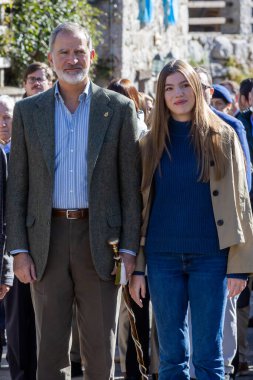 Oviedo, İspanya - 24 Ekim 2024: İspanya Kralı ve Kraliçesi ve kızları 2024 yılında örnek bir kasaba olarak Picos de Europa 'daki Sotres kasabasını ziyaret ettiler. Asturias Prensesi Sotres sokaklarında yürüyor..