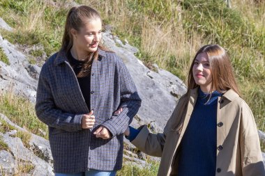 Oviedo, İspanya - 24 Ekim 2024: İspanya Kralı ve Kraliçesi ve kızları 2024 yılında örnek bir kasaba olarak Picos de Europa 'daki Sotres kasabasını ziyaret ettiler. Asturias Prensesi Sotres sokaklarında yürüyor..