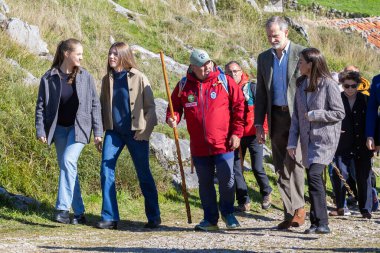 Oviedo, İspanya - 24 Ekim 2024: İspanya Kralı ve Kraliçesi ve kızları 2024 yılında örnek bir kasaba olarak Picos de Europa 'daki Sotres kasabasını ziyaret ettiler. Asturias Prensesi Sotres sokaklarında yürüyor..