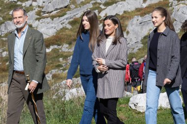 Oviedo, İspanya - 24 Ekim 2024: İspanya Kralı ve Kraliçesi ve kızları 2024 yılında örnek bir kasaba olarak Picos de Europa 'daki Sotres kasabasını ziyaret ettiler. Asturias Prensesi Sotres sokaklarında yürüyor..