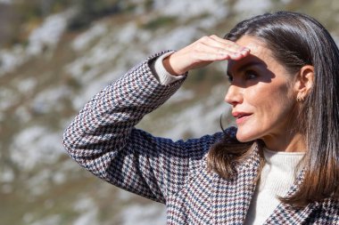 Oviedo, İspanya - 24 Ekim 2024: İspanya Kralı ve Kraliçesi ve kızları 2024 yılında örnek bir kasaba olarak Picos de Europa 'daki Sotres kasabasını ziyaret ettiler. Asturias Prensesi Sotres sokaklarında yürüyor..