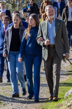 Oviedo, İspanya - 24 Ekim 2024: İspanya Kralı ve Kraliçesi ve kızları 2024 yılında örnek bir kasaba olarak Picos de Europa 'daki Sotres kasabasını ziyaret ettiler. Asturias Prensesi Sotres sokaklarında yürüyor..