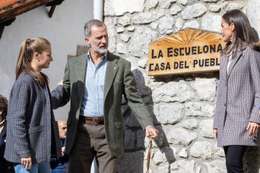 Oviedo, İspanya - 24 Ekim 2024: İspanya Kralı ve Kraliçesi ve kızları 2024 yılında örnek bir kasaba olarak Picos de Europa 'daki Sotres kasabasını ziyaret ettiler. Asturias Prensesi Sotres sokaklarında yürüyor..