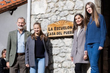 Oviedo, İspanya - 24 Ekim 2024: İspanya Kralı ve Kraliçesi ve kızları 2024 yılında örnek bir kasaba olarak Picos de Europa 'daki Sotres kasabasını ziyaret ettiler. Asturias Prensesi Sotres sokaklarında yürüyor..