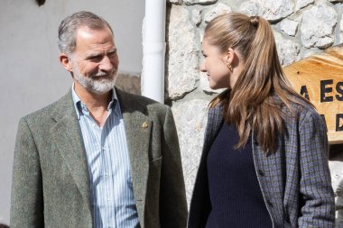 Oviedo, İspanya - 24 Ekim 2024: İspanya Kralı ve Kraliçesi ve kızları 2024 yılında örnek bir kasaba olarak Picos de Europa 'daki Sotres kasabasını ziyaret ettiler. Asturias Prensesi Sotres sokaklarında yürüyor..
