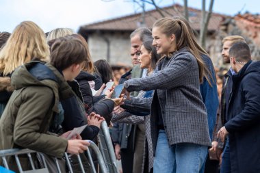 Oviedo, İspanya - 24 Ekim 2024: İspanya Kralı ve Kraliçesi ve kızları 2024 yılında örnek bir kasaba olarak Picos de Europa 'daki Sotres kasabasını ziyaret ettiler. Asturias Prensesi Sotres sokaklarında yürüyor..