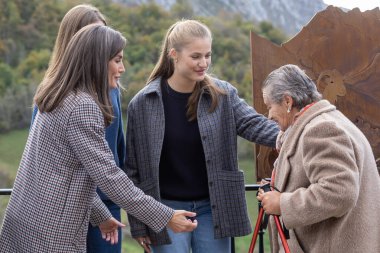 Oviedo, İspanya - 24 Ekim 2024: İspanya Kralı ve Kraliçesi ve kızları 2024 yılında örnek bir kasaba olarak Picos de Europa 'daki Sotres kasabasını ziyaret ettiler. Asturias Prensesi Sotres sokaklarında yürüyor..